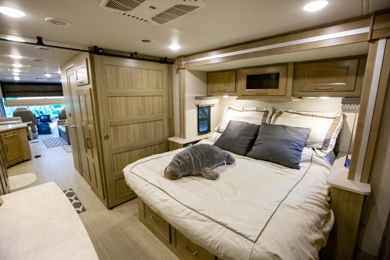 River Safaris, Stationary Class A Motorcoach, Old 霍莫萨萨 外观 照片